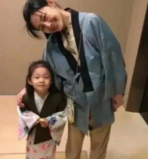 姐姐诱惑与禁忌边缘：从铁粉定制服装到激烈反差的剧情演绎