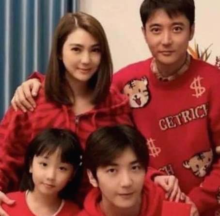 姐姐礼物惊喜与海角大神视频反差：一场温情与争议的交织🎁⚡